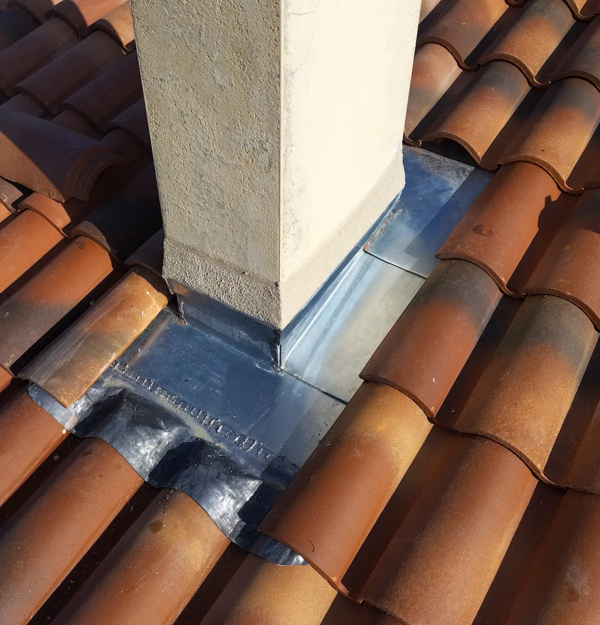 Abergement de cheminée en zinc façonné sur mesure à Saintes (17)