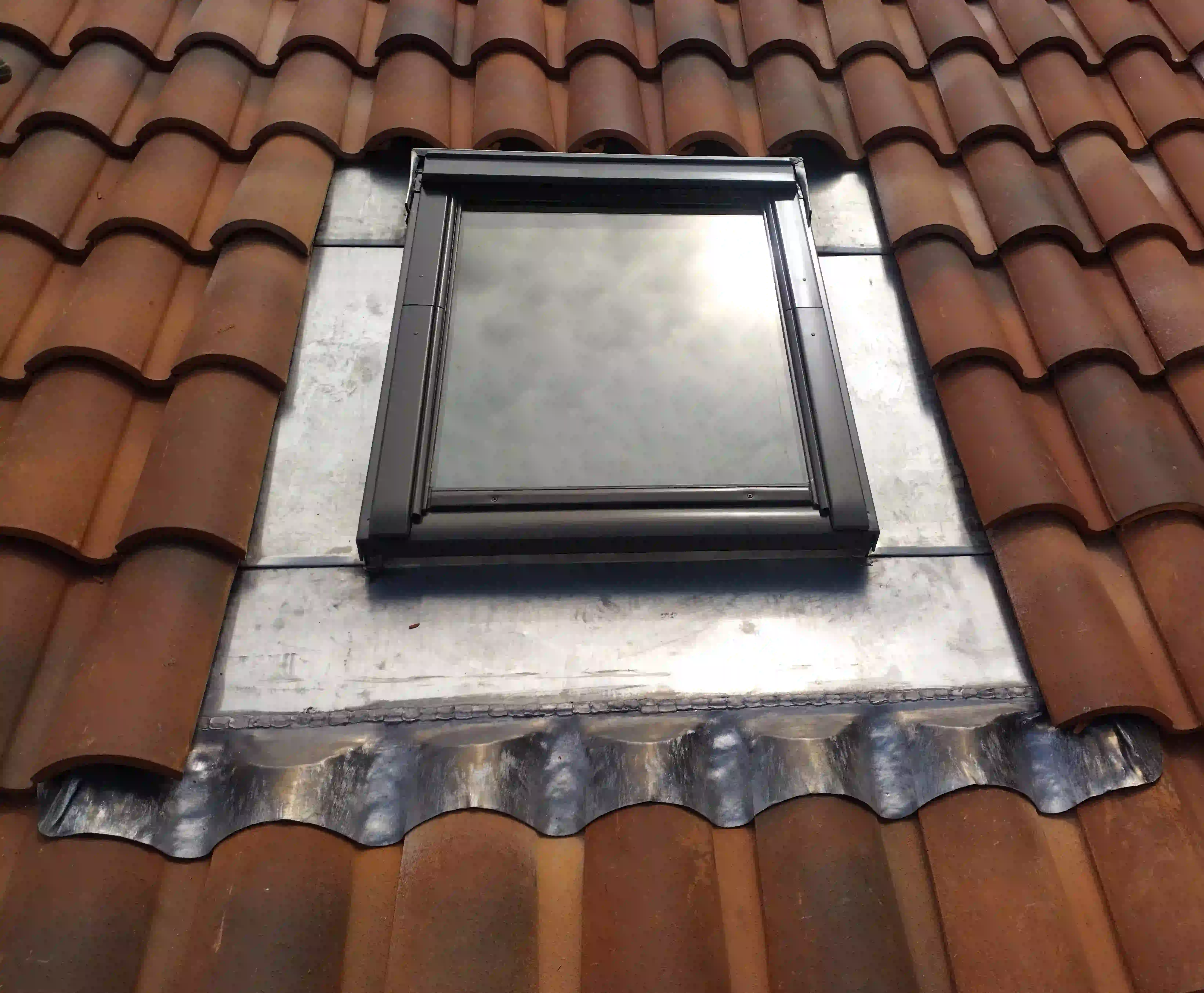 Installation de fenêtre de toit Velux à Romegoux (17)