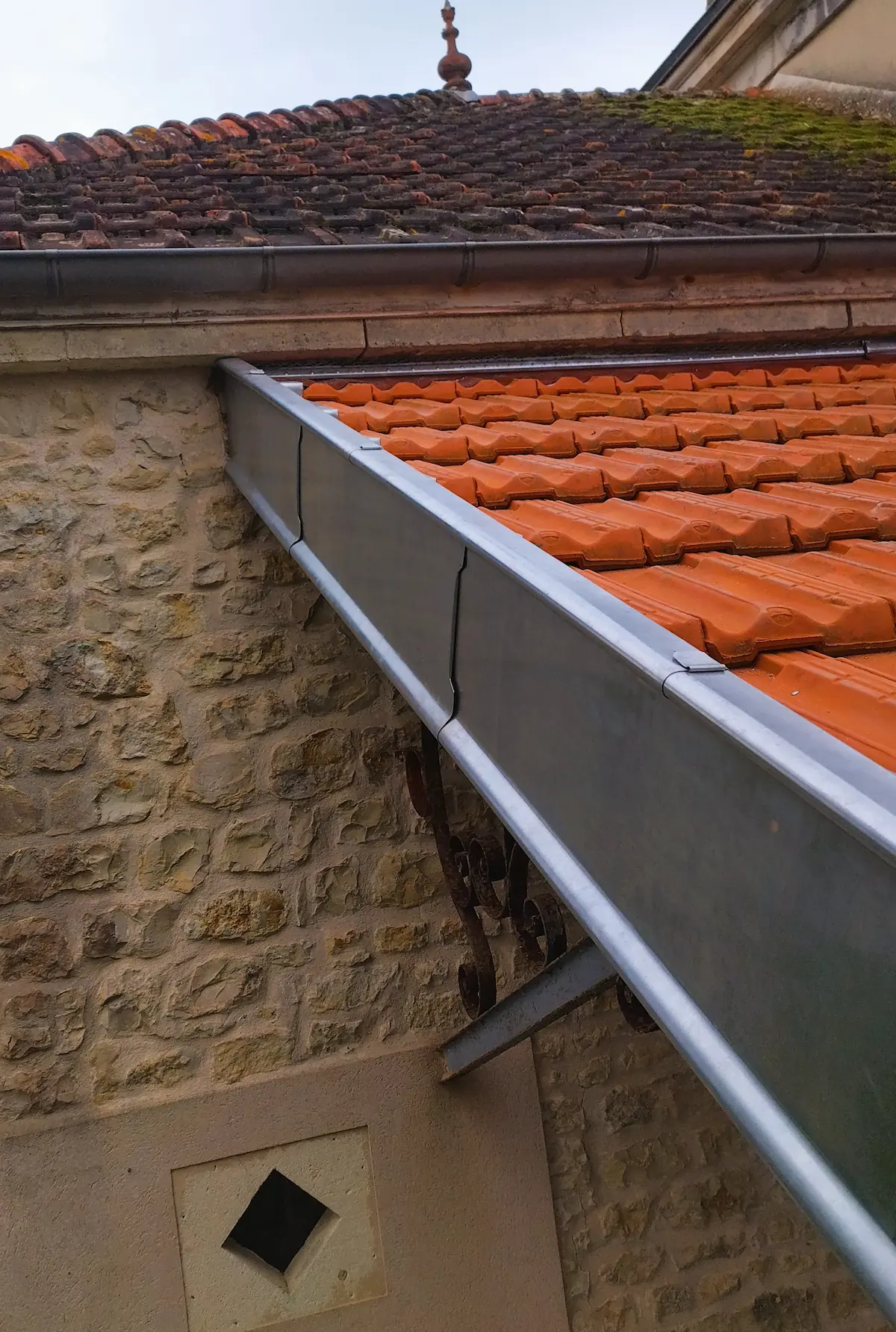 Finition de rive en zinc façonnée sur mesure à Marennes (17)