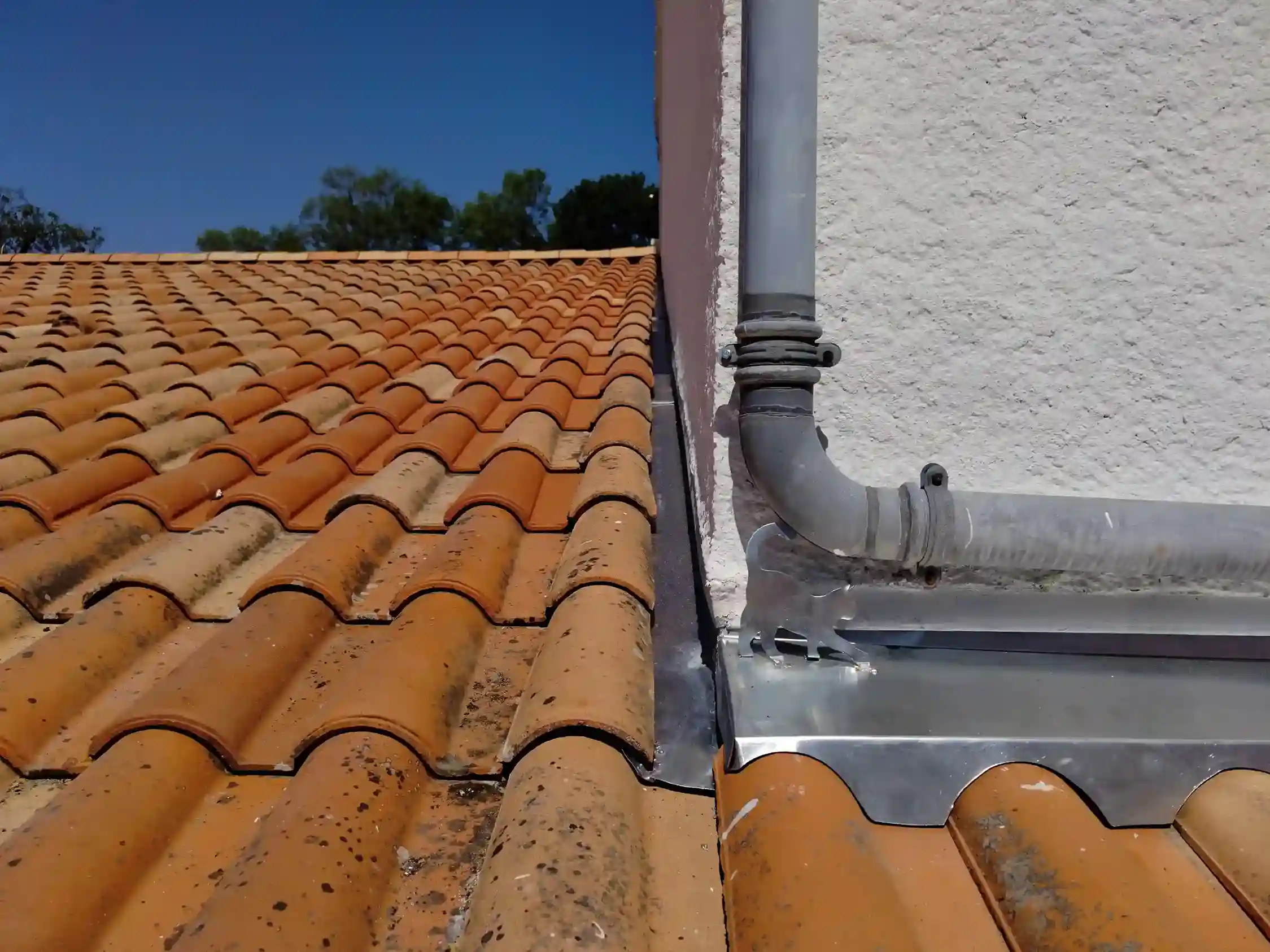 Couloir en zinc et bavette à corne royale à Royan (17)
