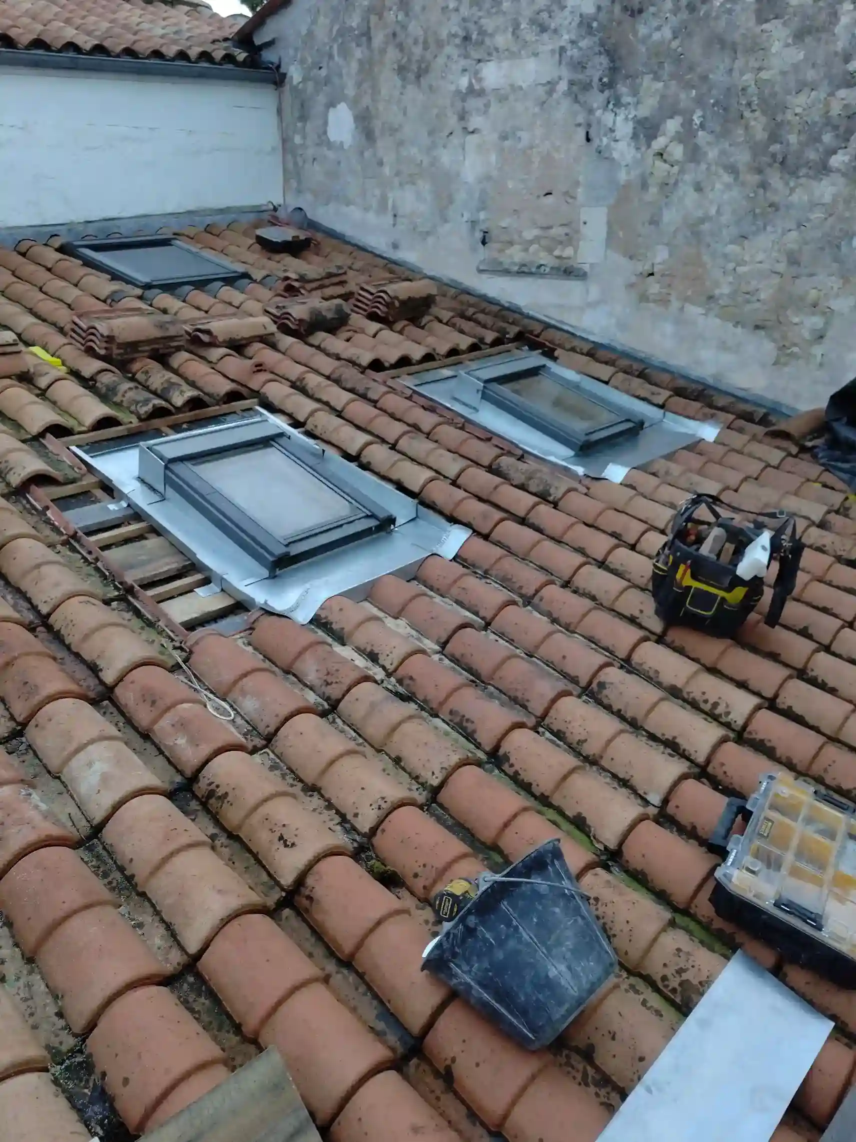 Pose d'entourage en zinc pour Velux à Marennes (17)